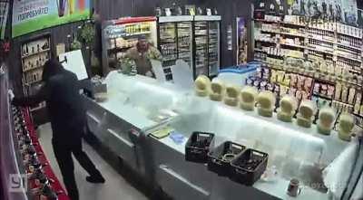 Robber doesn’t enjoy pepper spray during shitty robbery attempt