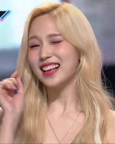 200604 - Mina trying to wink