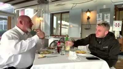 El vikingo explicando porque la palabra 