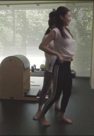 no one can resist the urge to slap nini's ass