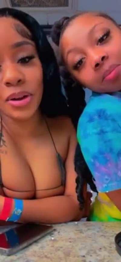 Got M!y@ tits out yall