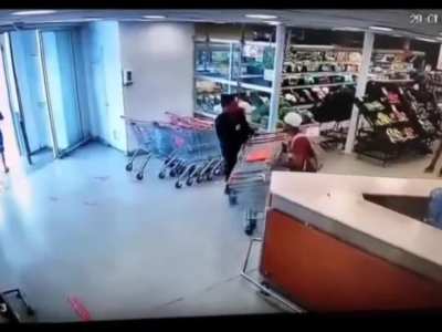 Shoplifter gets KO'd by soda bottle throw from customer