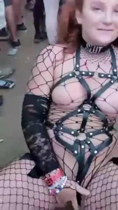 Festival girl gets fingering from behind and carry on getting herself off in the middle of a crowd