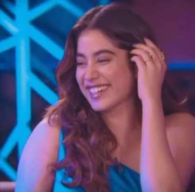 Aww that smile of Janhvi Kapoor.