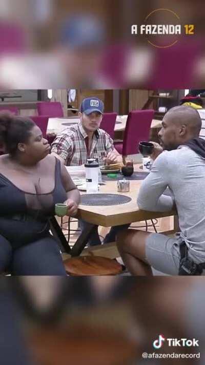 O cara ali atrás só assistindo kkkkk