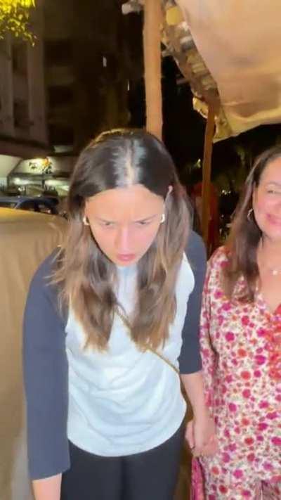 Such a CUTIE 🥰 Alia Bhatt is all heart as she picks up paparazzi’s slipper and gives it back to concerned photog as we click her with mom and sister post dinner in Mumbai #ManavManglani