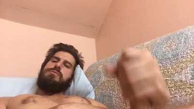 Scruffy dude edges and shoots a load