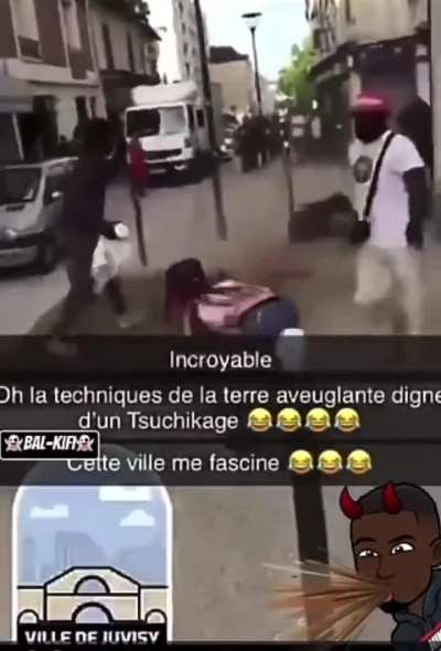 Civilians help a man escape arrest by throwing sand