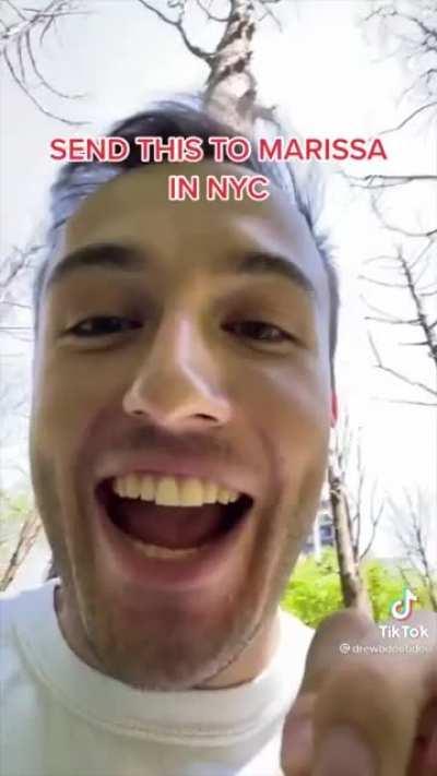 Man uses the power of the internet to let a girl know her friends are shady