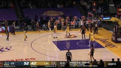 [Highlight] Curry beats the first half buzzer with a three only he can hit