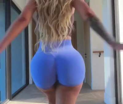 Iggy loves smacking her ass