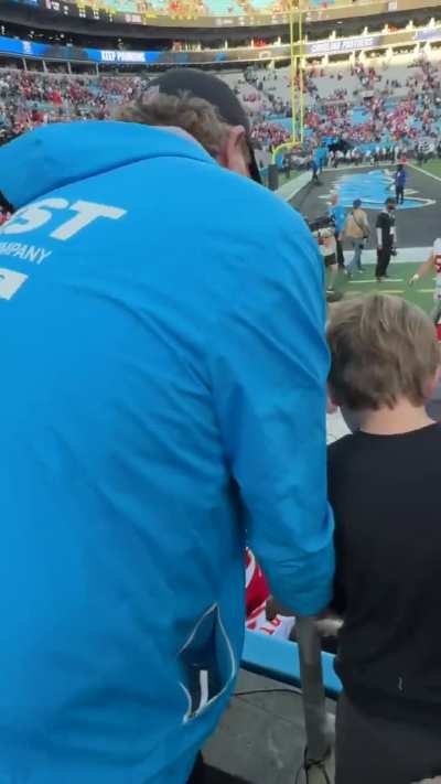 [Highlight] Chief's Tershawn Wharton catches a young fan that leans too far over the railing