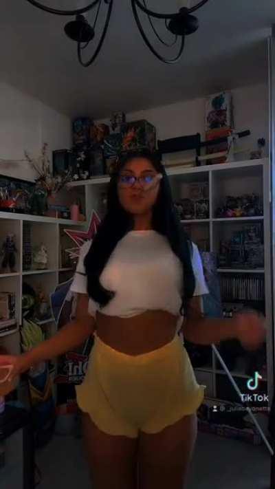 Julia on aperçoit sa culotte