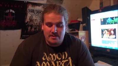 Der charmante Drache liest Fanpost und erzählt, woher seine Unterschrift kommt. Er wusste schon als Kind, das er berühmt wird!