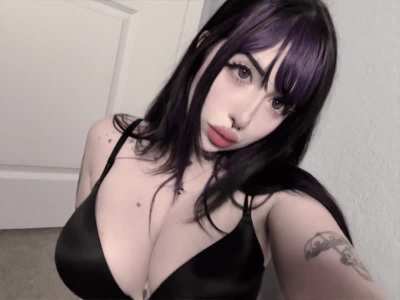 do i give off submissive or dommy goth gf vibes?