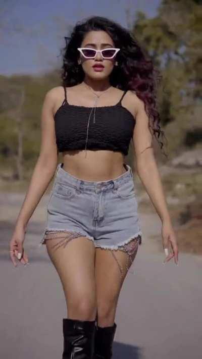 The way she flaunts every ASSets of her is just irresistable🤤