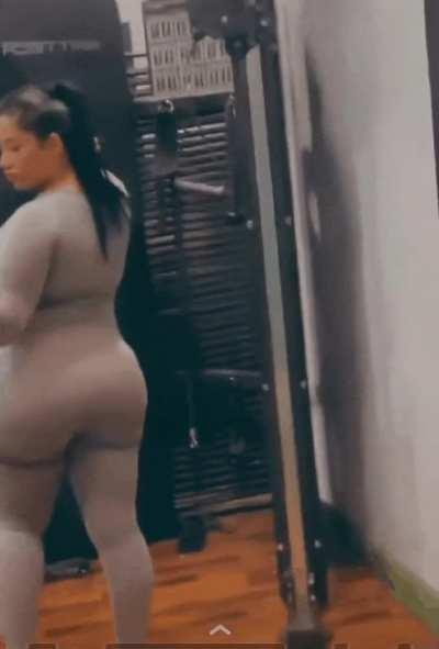 Uff yeh Mathira aunty ki Moti maha bari Gand mujy aur mery jesy tanagers ko toh pora apni Gand k indar he ley ley ,aur yeh bhens jesy bary mammy 🥵🤤