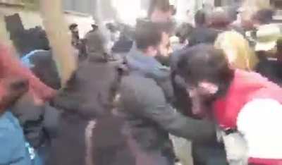 İstanbul Üniversitesi öğrencilerinin protestosuna polis, biber gazı ve plastik mermiyle müdahale etti