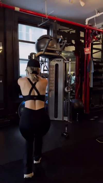 Full body workout with trainer Rebekah via insta 10-16-24