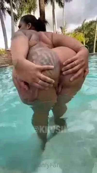 Pool💛Her full, up to date OF content folder⬇️