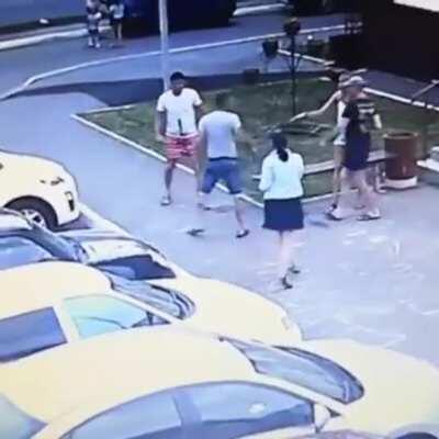 Discutie intre doi moderatori, unul dintre ei luat prin surprindere.