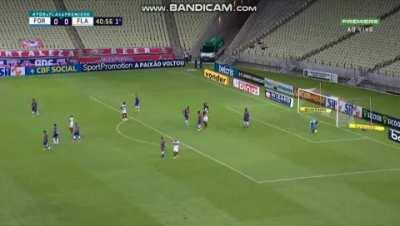 Pedro inova na cobrança e bate pênalti com os dois pés