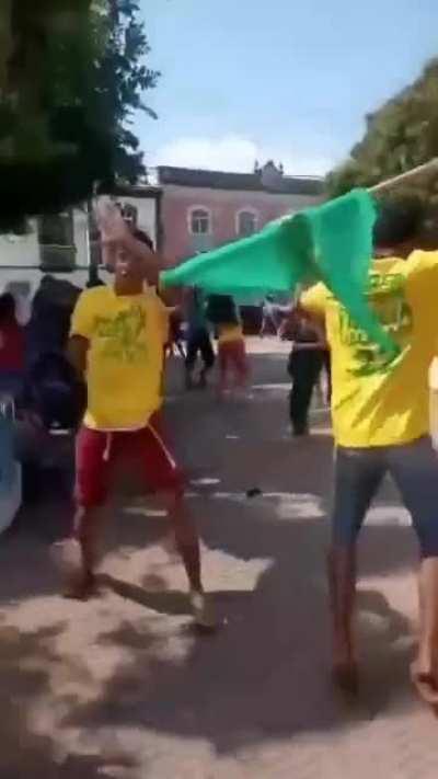 Mais bolsonaristas agredindo pessoas na rua