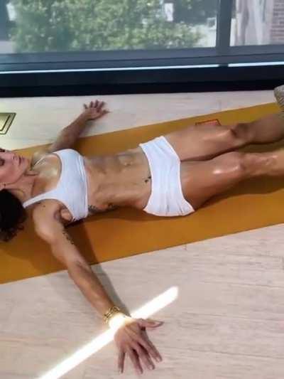Fitness instructor and model Senada Greca [gif]