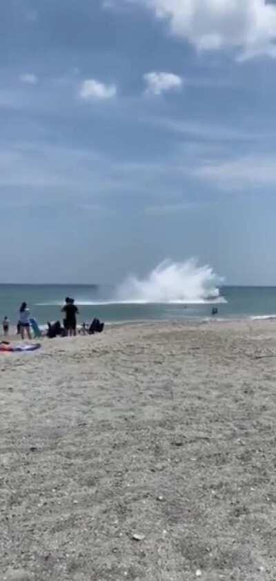 Mechanical issue forces pilot to land close to shore at Cocoa Beach airshow. Video credit to @kamimoffit