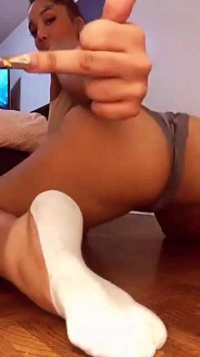 Instagram : @_queenytee