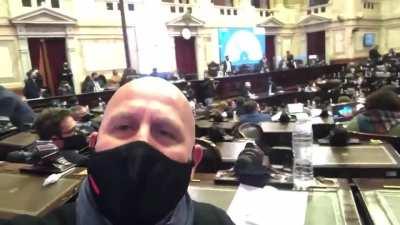 El presidente de la cámara me dice que estoy ausente mientras conversa conmigo. No tiene remate.