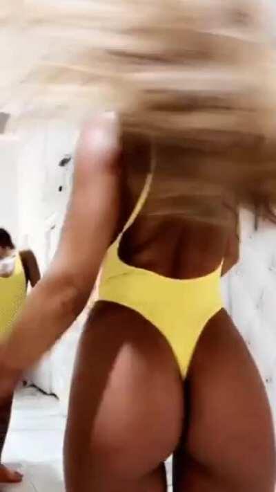 Sommer shaking her ass