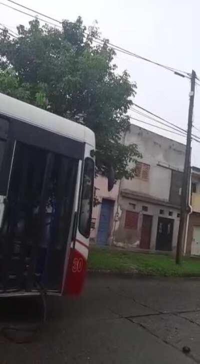 Motochorro choco contra un colectivo en Tucum&aacute;n, estoy esperando que pasen la biograf&iacute;a del colectivo xd