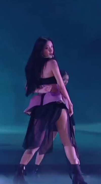 Jisoo and Lisa killing it 🥵