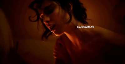 Margaret Qualley & Aubrey Plaza Lesbian Sex (Honey Don't 2025)