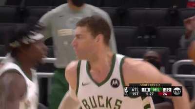 [Highlight] Brook Lopez slams down the lob with one hand for his 12th point of the 1Q