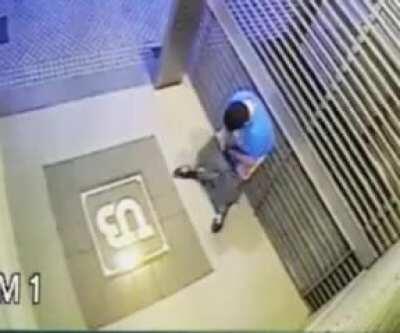 WCGW dropping a deuce next to elevator