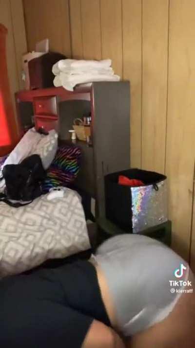 She throwing that 🍑