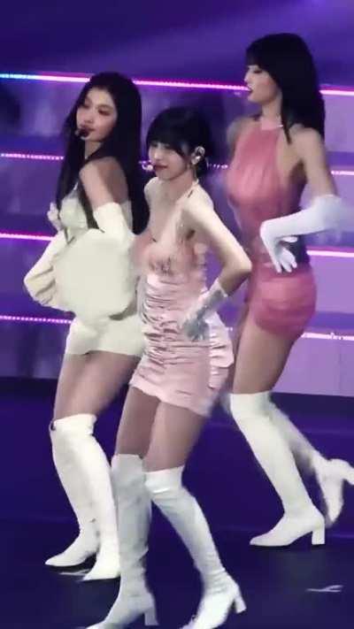 Mina’s fat ass🍑