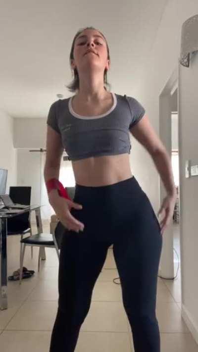 Amigos en el primer comentario les dejo en enlace del grupo de telegram de Flor 🔥 (El enlace dura una semana) leer bien el msj fijado del grupo. Tengan paciencia que a medida que vayan entrando usuarios, compartan contenido. A disfrutar.