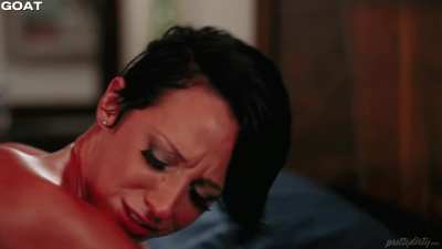 This woman loves to take it in the ass