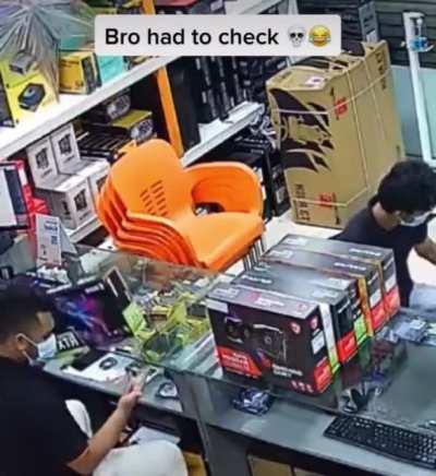 What is this dude doin🤦‍♂️