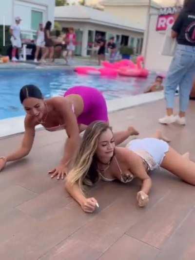 Aline Mineiro e amiga