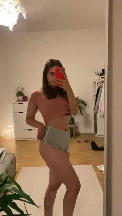 Hi to the 4 horny guys who will see this 🍑