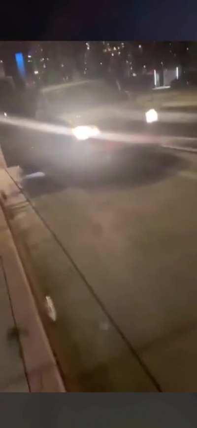 Солдаты собирают американцев по среди улицы.