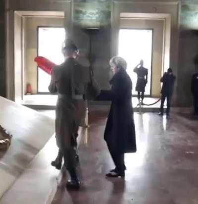 Bu videoyu dhaa önce görmüş veya belki de buraya atılmış olabilir lakin hüzünlenmemden mütevellit atmak istedim. Nasil bu hale geldik bilen biri anlatsın