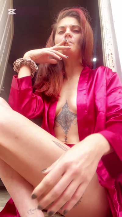 Sexy red head milf smoking for you!