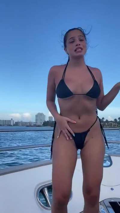 Emilia Mernes. Paja y morboseo al md