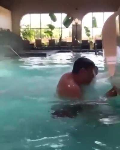 Wins an knee to face!!!