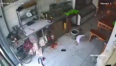 火 奔腾在燃烧 海 掀起了万丈高